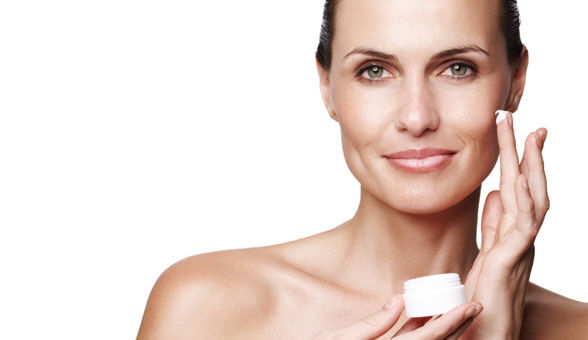 attractive-woman-applying-face-cream_article_new