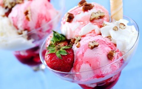 6933755 strawberry vanilla ice cream e1443527452424