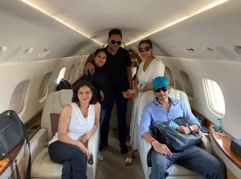 mahesh family in jet jpg